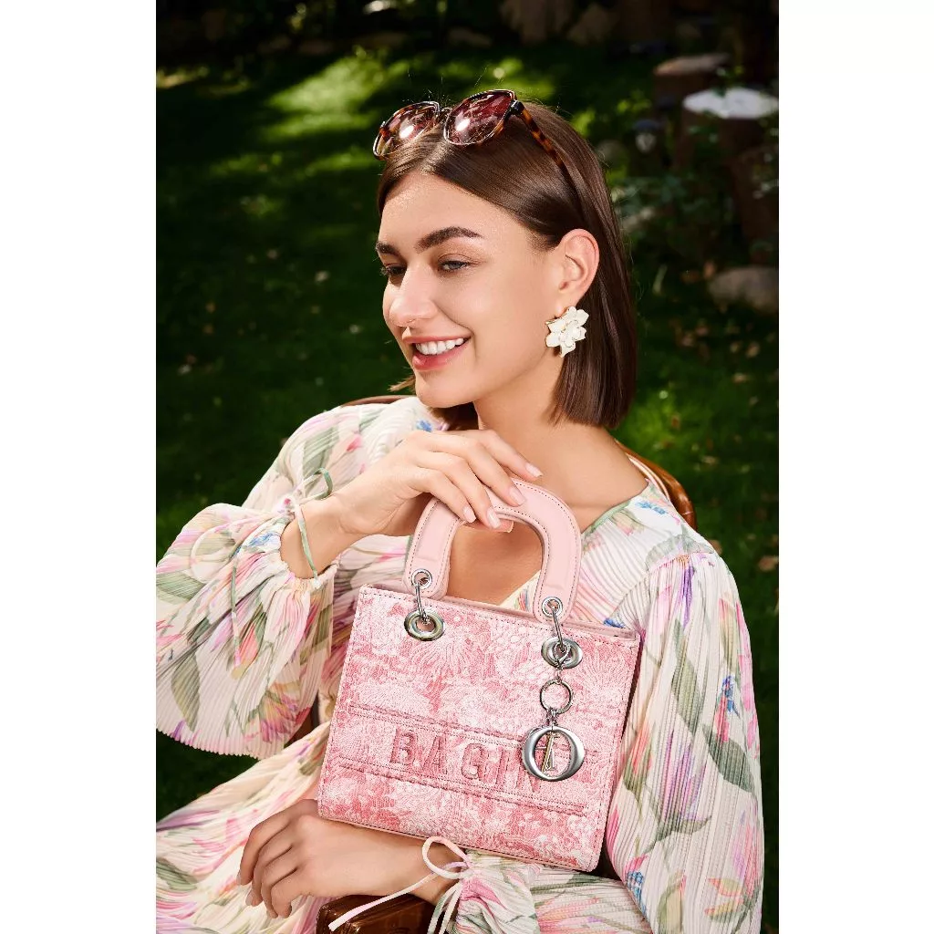 High-Quality Leather Square-Shaped Women's Handbag with Embroidered Pattern: Authentic, 5K+ Sold, 4.8 Star Reviewed, Sales - Image 5